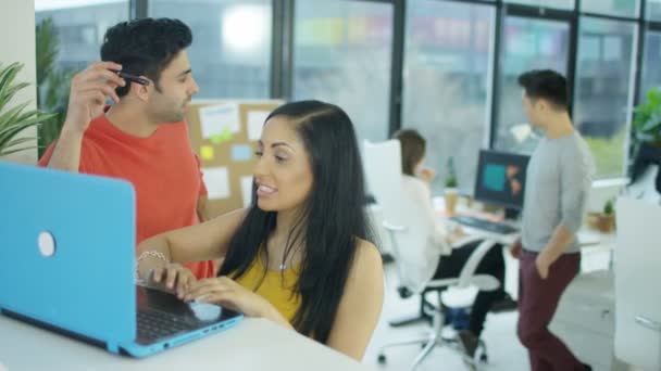 Jovem Equipe Negócios Casual Escritório Olhando Para Laptop Discutindo Ideias — Vídeo de Stock