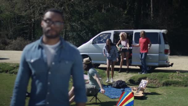 Porträtt Leende Hipster Guy Med Vänner Musik Festival Campingplats — Stockvideo