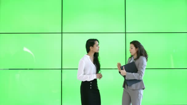 Businesswomen Discussing Paperwork Folder Green Screen Background — Stock Video