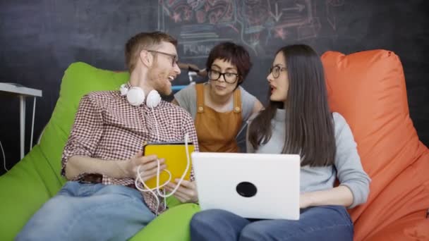 Retrato Grupo Empresarial Joven Trabajando Haciendo Una Lluvia Ideas Una — Vídeos de Stock