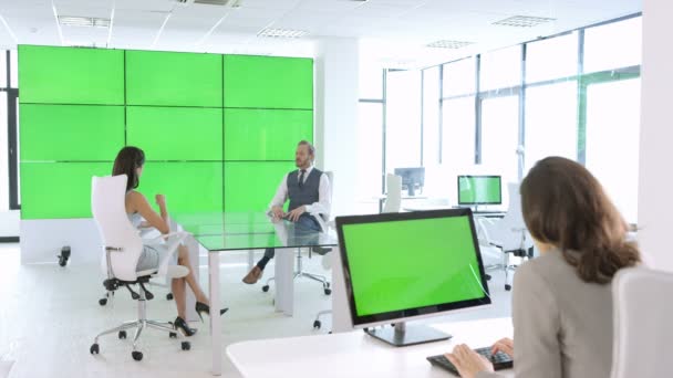 Equipe Negócios Escritório Moderno Tela Verde Parede Vídeo Monitores Computador — Vídeo de Stock