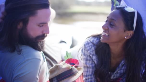 Çekici Hipster Çift Kendi Çadır Kamp Gezisinde Sohbet — Stok video