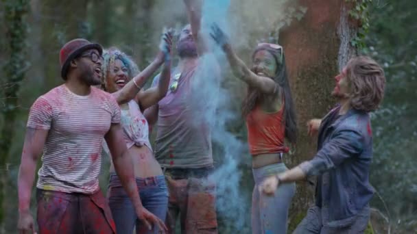 Szczęśliwy Hipster Przyjaciół Festiwalu Muzyki Tańca Rzucanie Kolorowe Proszek — Wideo stockowe