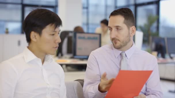 Dos Hombres Negocios Discutiendo Una Oficina Corporativa Moderna — Vídeo de stock