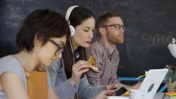 Mladé Skupiny Využívání Osobních Počítačů Mají Kávu Občerstvení Internetové Kavárně — Stock video