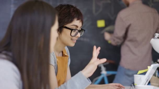 4K Groupe de jeunes entreprises travaillant & remue-méninges dans un bureau créatif 