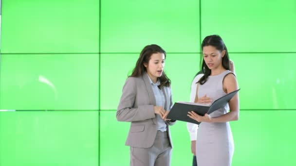 Mulheres Negócios Discussão Escritório Moderno Com Fundo Tela Verde — Vídeo de Stock