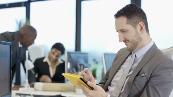 Hombre Negocios Alegre Oficina Ciudad Mirando Tableta Hablando Con Los — Vídeos de Stock