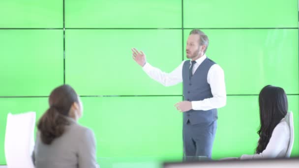 Business Team Einem Meeting Mann Interagiert Mit Green Screen Hintergrund — Stockvideo