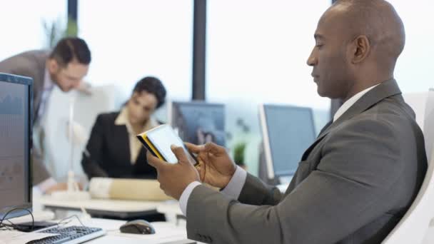 Hombre Negocios Afroamericano Oficina Ciudad Mirando Tableta Computadora Hablando Con — Vídeo de stock