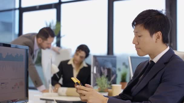 Asiático Empresário Escritório Cidade Olhando Para Tablet Computador Conversando Com — Vídeo de Stock