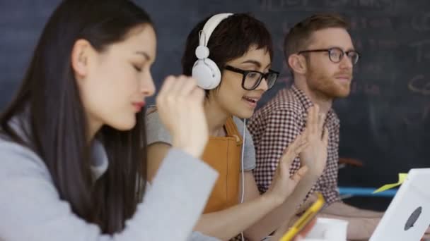 Junge Gruppe Internet Café Fokus Auf Frau Macht Videoanruf Auf — Stockvideo