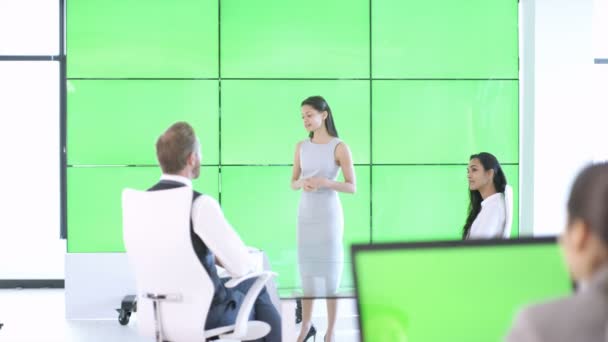 Junge Geschäftsfrau Gibt Präsentation Und Interaktion Mit Green Screen Videowand — Stockvideo