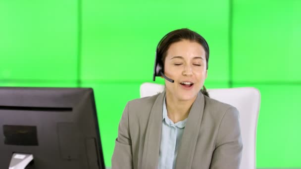 Посміхаючись Оператор Обслуговування Клієнтів Розмовляє Клієнтом Зеленому Фоні — стокове відео