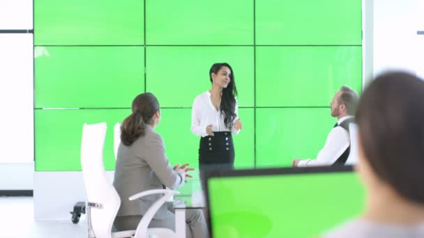 緑色の画面の背後にあるビデオ ウォールとの会談で 企業チーム — ストック動画