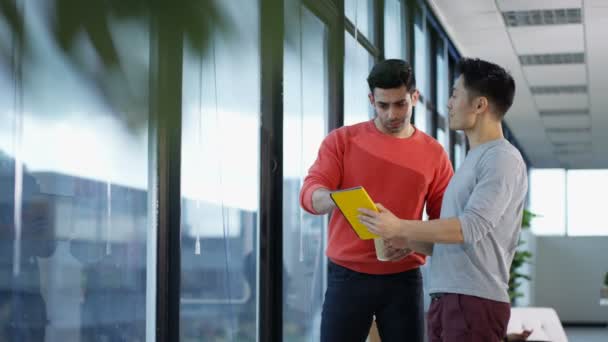 4K Groupe d'affaires occasionnel bavarder, travailler et regarder la vue depuis la fenêtre du bureau 