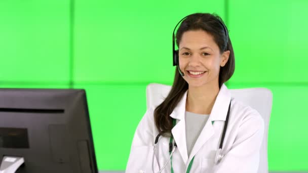 Conselheiro Serviço Médico Feliz Falando Com Cliente Paciente Fundo Verde — Vídeo de Stock