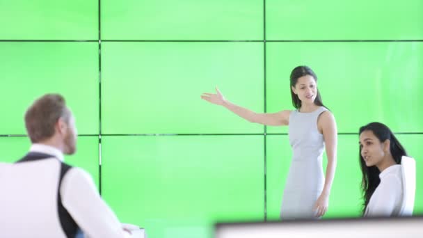 Equipo Negocios Una Reunión Mujer Joven Interactuando Con Fondo Pantalla — Vídeos de Stock