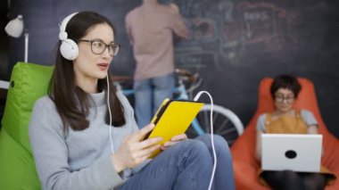 4k trendy yaratıcı ofiste bilgisayar yapma video işkadını çağrıda