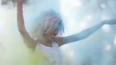 4 k mutlu hipster arkadaşlar Müzik Festivali'nde, dans ve atma renkli toz.