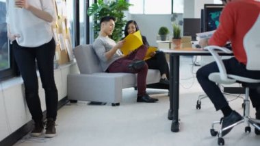4 k rahat iş Grup sohbet, çalışma ve manzaraya ofis penceresinden bakıyor