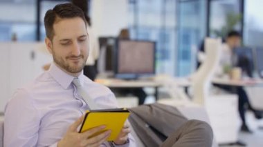 4k beyaz işadamı ofis, belge üzerindeki getiren iş arkadaşınız tablet bilgisayar kullanarak