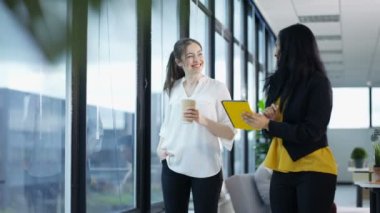 4 k beyaz işkadını manzaraya penceresinden bakarak ve iş ile kadın iş arkadaşınız tartışıyor