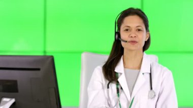 Müşteri veya hasta için yeşil arka plan üzerinde konuşurken 4 k mutlu tıbbi hizmet danışmanı