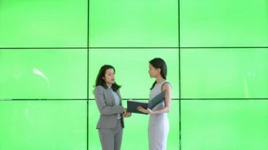 4k yeşil ile modern Office tartışma iş kadınları ekran arka planı
