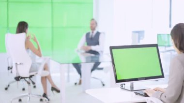 4 k iş takım modern ofis yeşil ekranda video duvar ve bilgisayar monitörleri