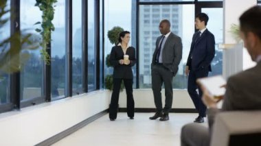 4 k karışık etnik köken iş grubu ayakta pencere ve şehir ofiste sohbet