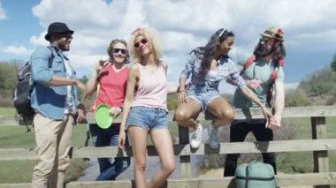 4k yaz kamp hipster arkadaşlar mutlu grup portresi trip ormanda