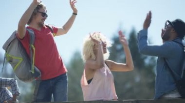 Festival kamp alanında gelen 4 k mutlu hipster arkadaşlar