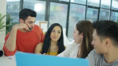 4 k genç rahat iş takım laptop arıyorum ve fikirleri tartışmak Office