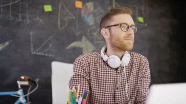 kulaklıklar koyarak ve masasında rahatlatıcı 4 k girişimci işadamı