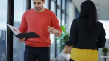 4 k genç rahat iş Grup çalışma ve modern şehir ofisi fikirleri tartışmak.