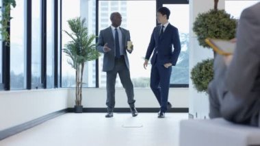 4 k Kurumsal şehir işadamları olarak onlar ofis binası ile yürüyüş sohbet