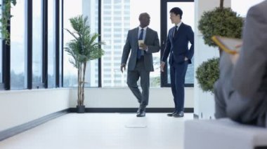 4 k Kurumsal şehir işadamları olarak onlar ofis binası ile yürüyüş sohbet