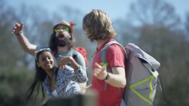 Festival kamp alanında gelen 4 k mutlu hipster arkadaşlar