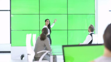 4 k iş takım yeşil ekran video duvar ile etkileşim bir toplantı, Genç kadın