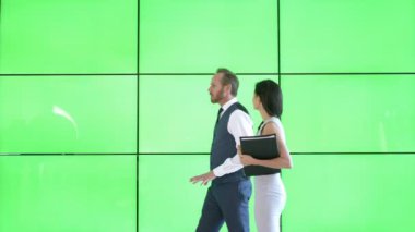 4 k iş adamı ve iş kadını tartışmasında yeşil ekran ile modern ofis