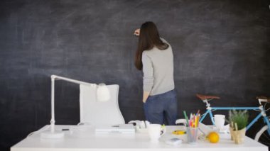 4k kadın çizim ampul blackboard, eğitim veya yaratıcı office kavramı