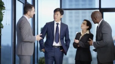 4k kurumsal iş şehir Office gülümseyen portresi