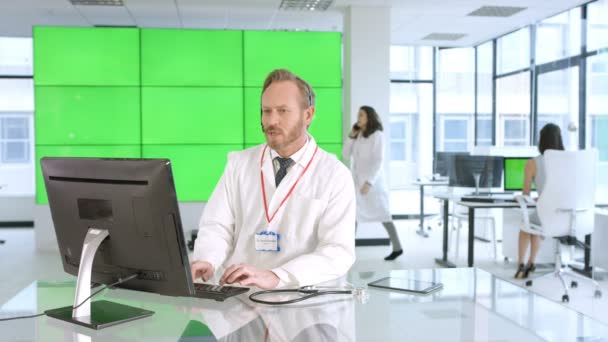 Gesundheitshelfer Der Einem Patienten Telefon Hilft Mit Grünem Hintergrund — Stockvideo