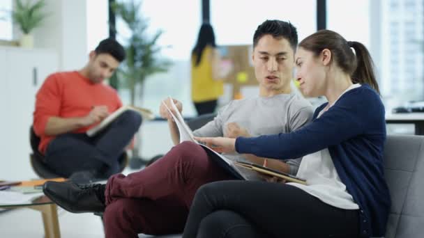 Equipo Negocios Casual Joven Trabajando Juntos Oficina Ciudad — Vídeos de Stock