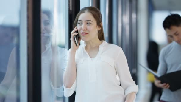 Бізнес Леді Стоячи Поруч Вікном Розмовляючи Мобільному Телефону Міському Офісі — стокове відео