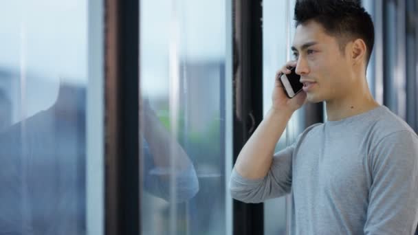 Asijské Podnikatel Stojí Vedle Okna Mluví Mobilní Telefon Městské Kanceláři — Stock video