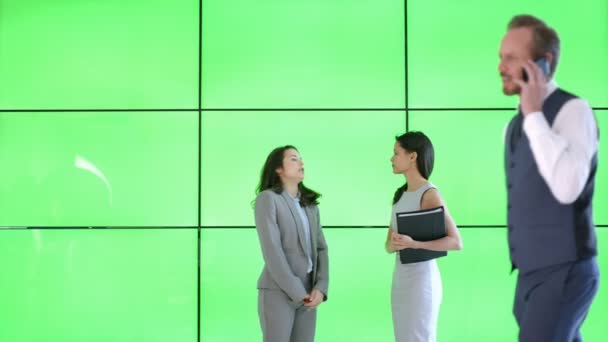 Деловых Женщин Обсуждении Современном Офисе Зеленым Экраном — стоковое видео