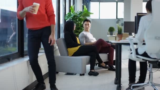 4K homme d'affaires indien regardant la vue de la fenêtre et discuter du travail avec un collègue masculin 