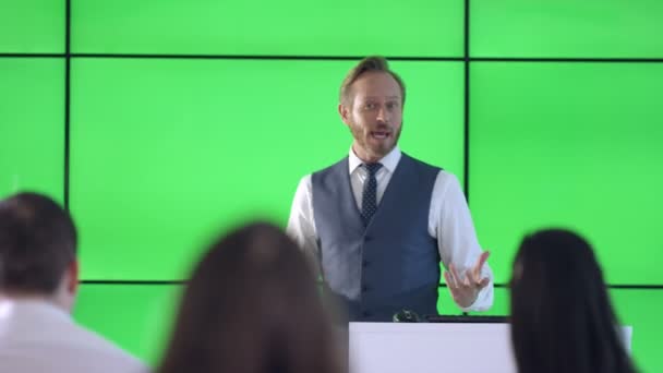 Hombre Negocios Caucásico Dando Presentación Interactuando Con Pantalla Verde Video — Vídeos de Stock